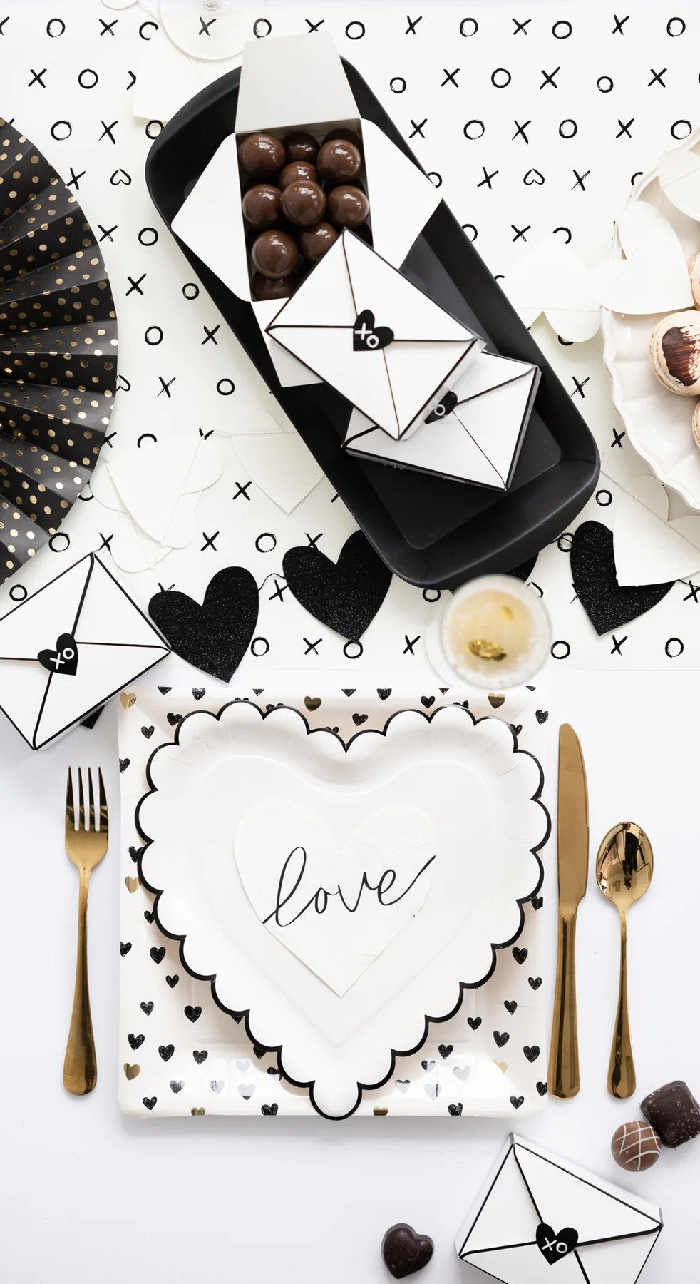 B&W Heart "Love" Napkins - Stesha Party