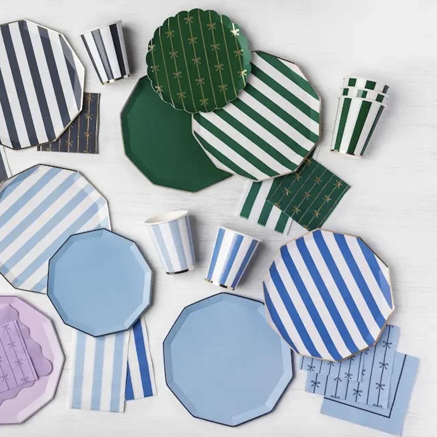 Green Scalloped Plates Gold Bows 8ct - Stesha Party