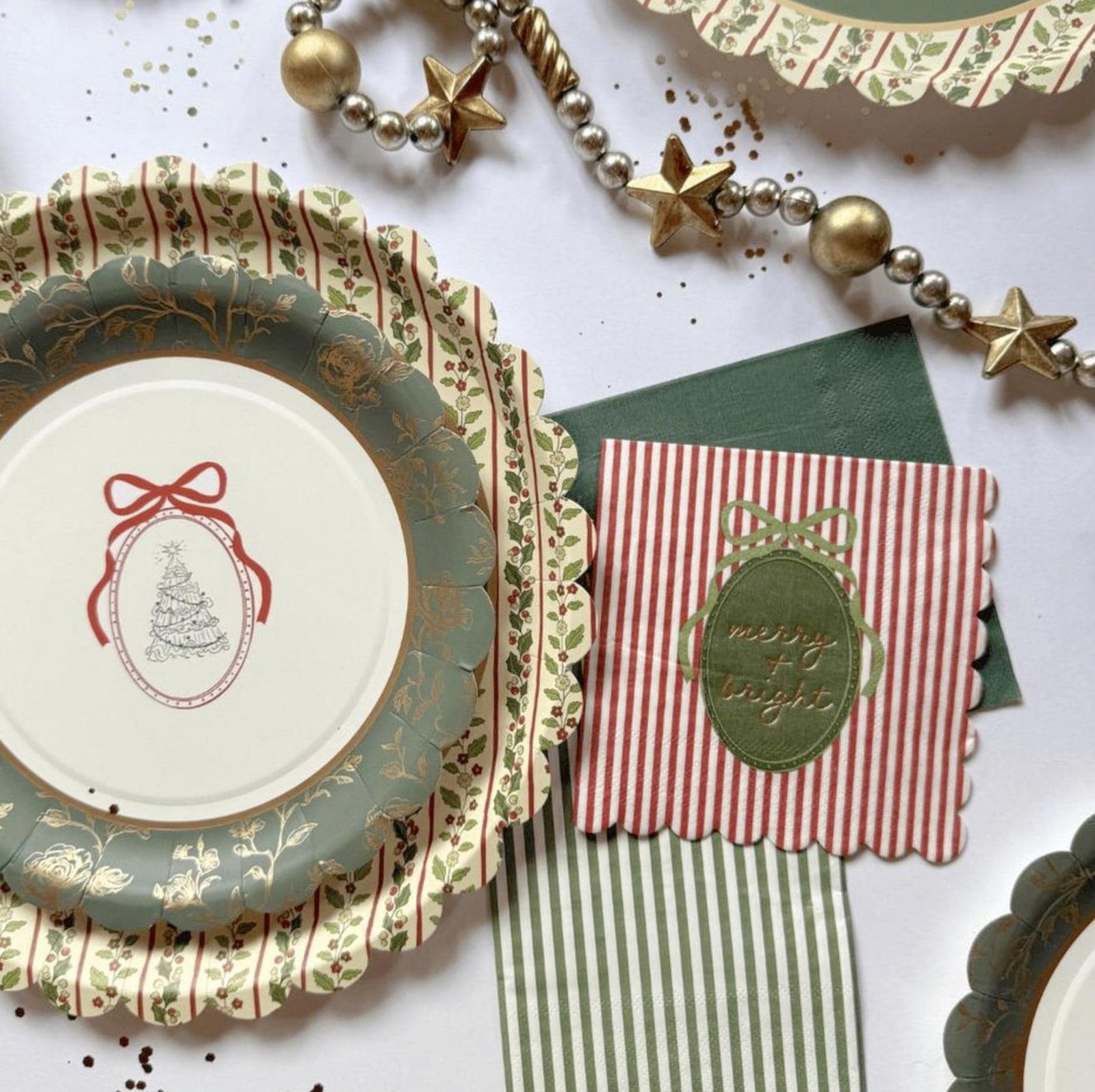 Holiday Floral Scalloped Dinner Plates 12ct - Stesha Party