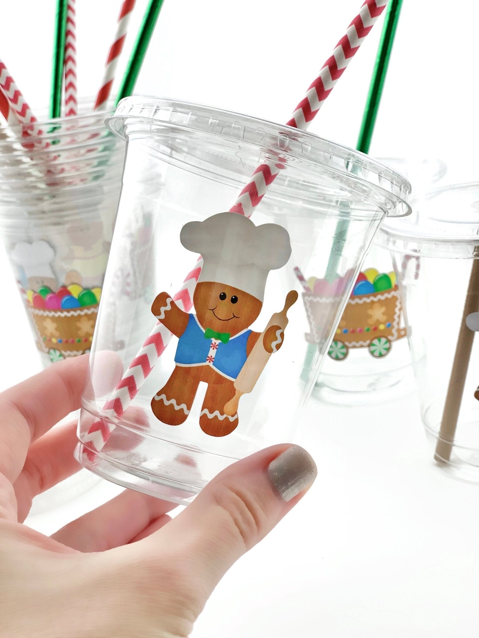 https://www.steshaparty.com/cdn/shop/products/gingerbread-party-clear-cup-set-315263_5000x.jpg?v=1691026009