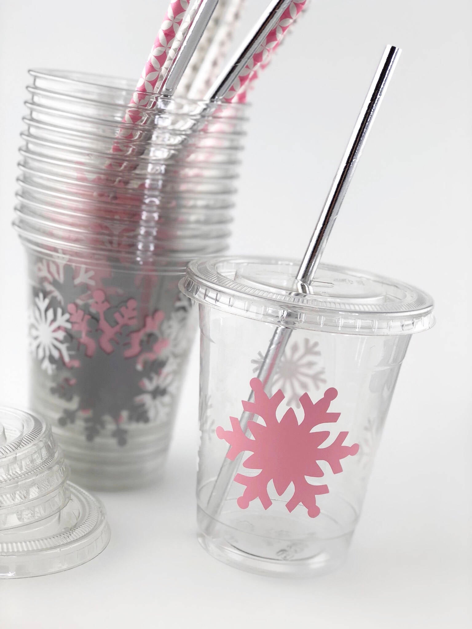 https://www.steshaparty.com/cdn/shop/products/pink-and-silver-lidded-snowflake-cups-965298_5000x.jpg?v=1691026344