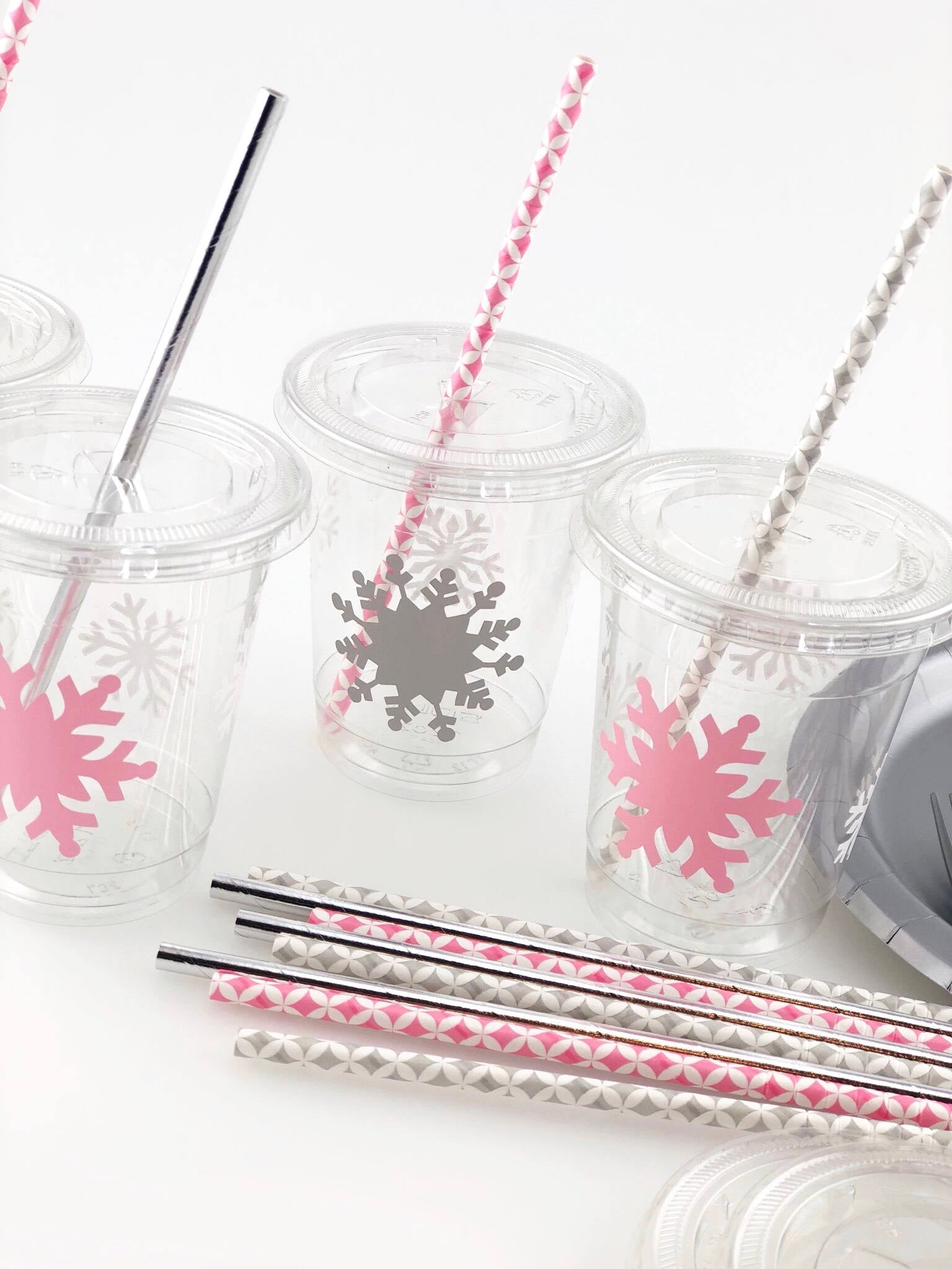https://www.steshaparty.com/cdn/shop/products/pink-and-silver-lidded-snowflake-cups-971499_5000x.jpg?v=1691026344
