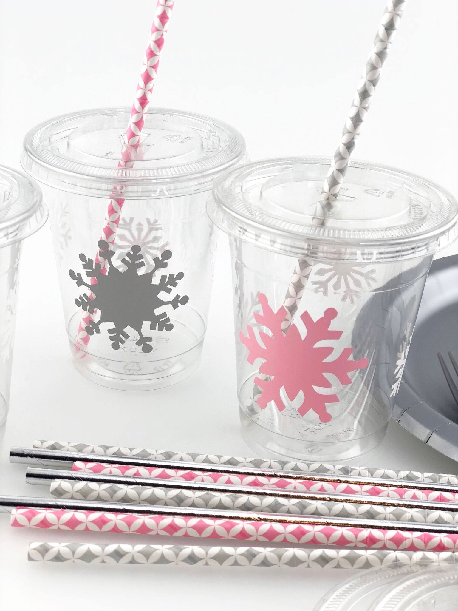 https://www.steshaparty.com/cdn/shop/products/pink-and-silver-lidded-snowflake-cups-976604_5000x.jpg?v=1691026344